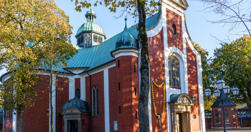 Rote Ziegelkirche mit Kupferdach