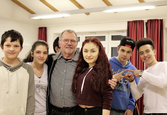 Herbert Feldkamp mit Jugendlichen