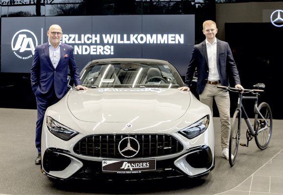 Hauke und Sören Anders präsentieren ein Auto und ein Fahrrad.