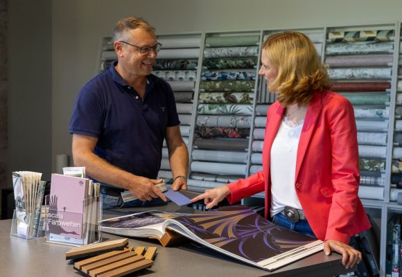 Thomas und Christine Behrens stehen im firmeneigenen Beratungsstudio in Garrel.