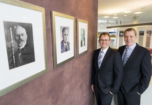 Geschäftsführer der Friedrich Graepel AG vor Fotowand