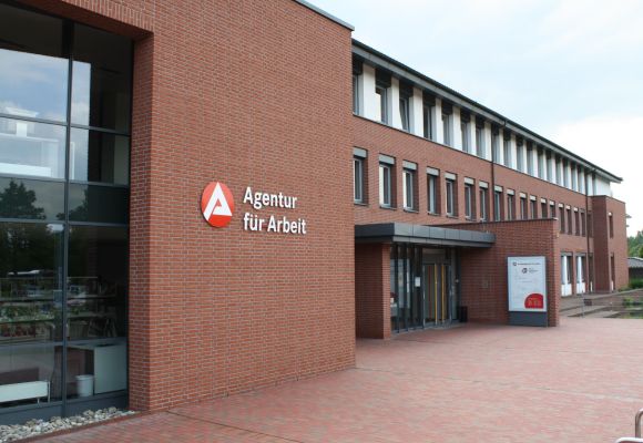 Modernes rotes Backsteingebäude mit Firmenlogo