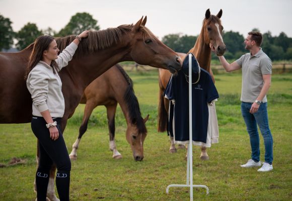 Ein Fotoshooting für Reitunterwäsche mit einem Pferd