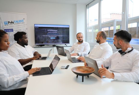 Eine Teambesprechung der Kolleginnen und Kollegen der Polytalent GmbH