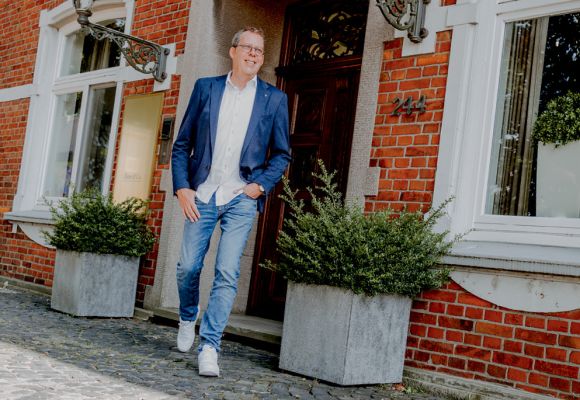 Agentur-Chef Christian Bitter verlässt den Haupteingang seiner Werbeagentur