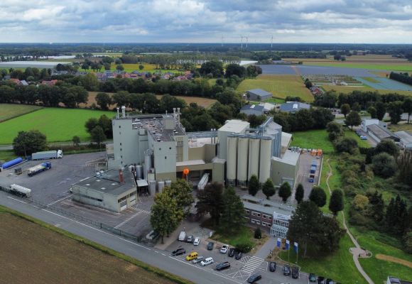 Futtermittelwerk im Grünen von oben