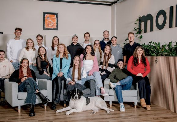 Ein komplettes Team Foto der Moin Media GmbH aus Vechta