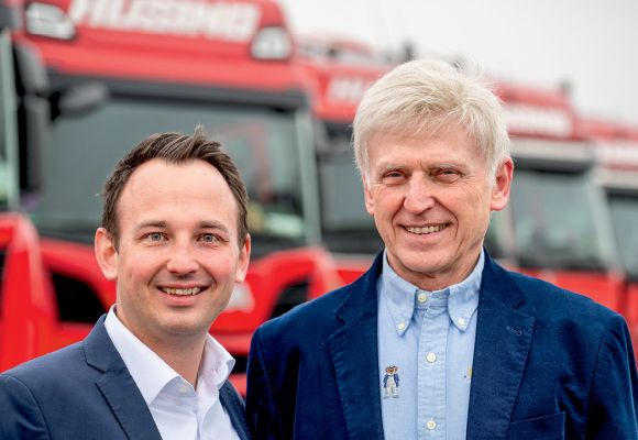 Auf dem Foto ist das Führungs-Duo der Spedition Hüsing: Rolf Bode (rechts) und Philipp Hüsing (links) 