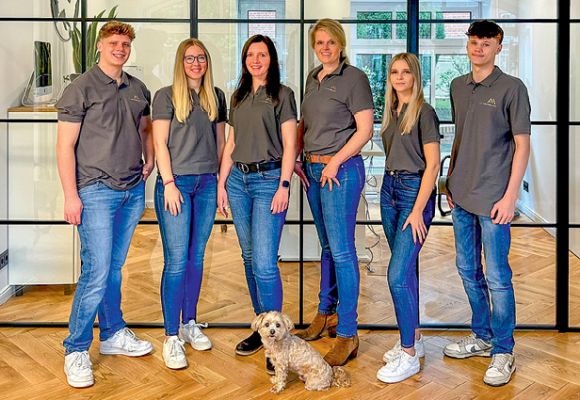 Das Bild zeigt das gesamte FM Immobilien-Team am Standort in Emstek