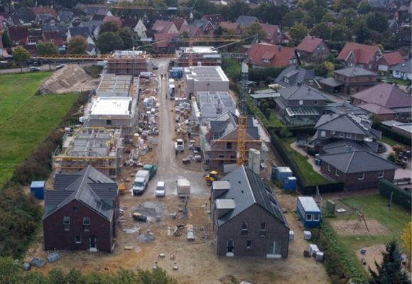 Eine Luftaufnahme des neuen Co2-neutralen Wohnquartiers in Steinfeld