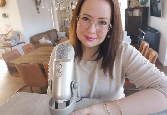 Anne Hartmann vor einem Mikrofon