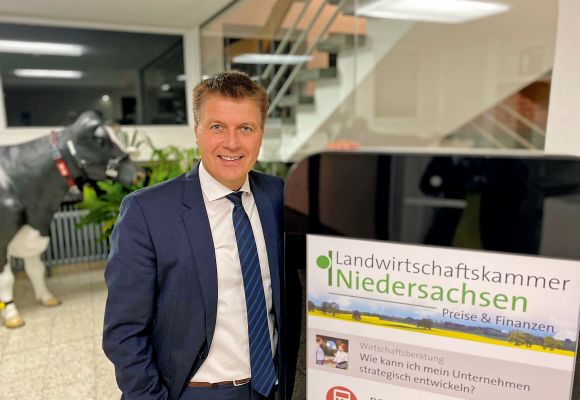 Stefan Ortmann vor einem Aufsteller der Landwirtschaftskammer Niedersachsen