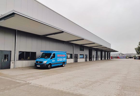 Sieverding-Fahrzeug vor neuem Lagergebäude