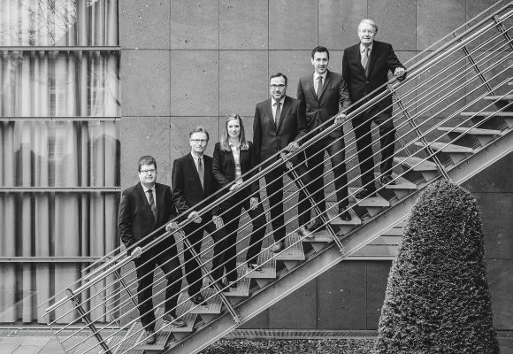 Die Rechtsanwälte der Kanzlei Lenze & Partner auf einer Treppe