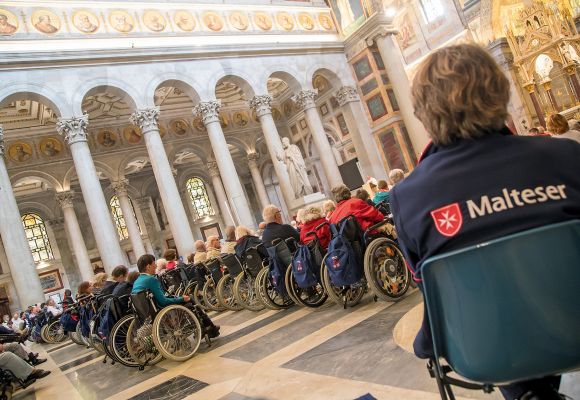 Rollstuhlfahrer in der heiligen Messe in St. Paul vor den Mauern