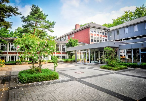 Rosenhof und Außenansicht BBS am Museumsdorf