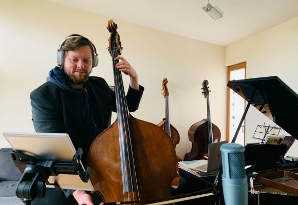 Mann spielt Kontrabass in der Musikschule Lohne