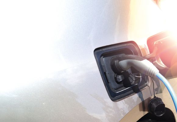 Elektroauto an Ladegerät
