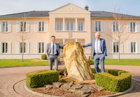 Suleman Klövekorn und Dr. Clemens Schwerdtfeger vor einem Gebäude